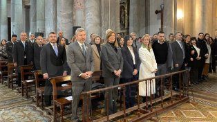 Inició el Te Deum en la Catedral de Paraná en el marco de los festejos por la Revolución de Mayo con la presencia de Rogelio Frigerio y Rosario Romero