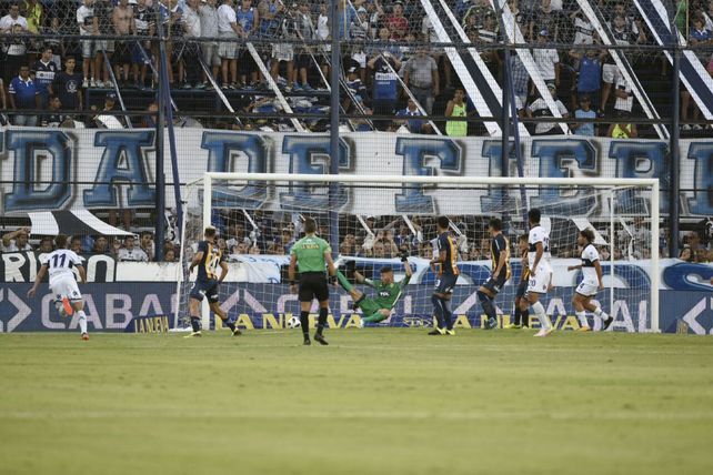 Central perdió con Gimnasia por 2 a 1 y Leo Fernández se quedó sin invicto