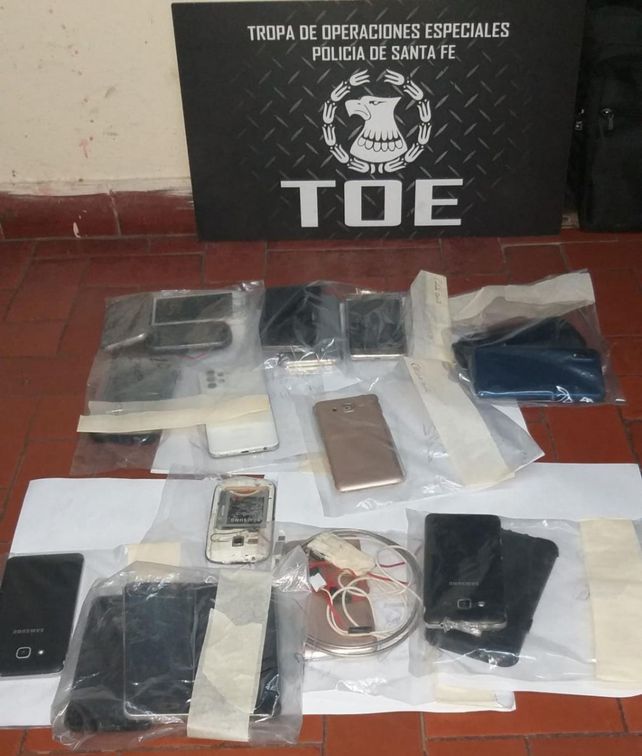 Los 21 celulares incautados en la celda de Angel Ochoa, para la investigación la persona que vendió el Palio rojo a los sicarios que mataron a Cordara.