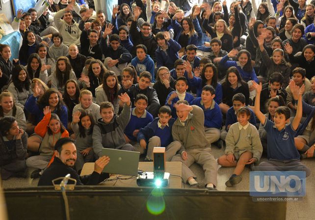 Cara a cara. Los estudiantes pudieron preguntar sobre la importancia de la Antártida.  Foto UNO/Mateo Oviedo