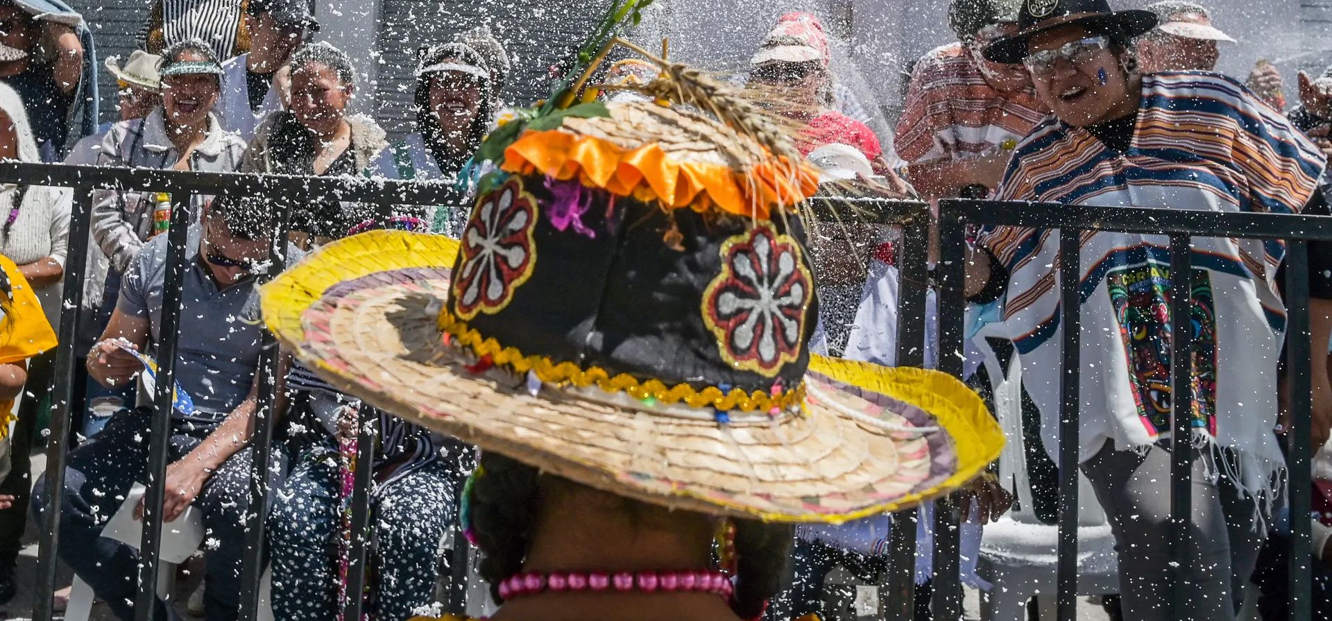 Juerguistas participan en un desfile durante el Carnaval de Negros y Blancos, una celebración reconocida por la Unesco de la diversidad étnica de la región, Pasto, Colombia. Fotografía: Joaquín Sarmiento/AFP/Getty Images Juerguistas participan en un desfile durante el Carnaval de Negros y Blancos, una celebración reconocida por la Unesco de la diversidad étnica de la región, Pasto, Colombia. Fotografía: Joaquín Sarmiento/AFP/Getty Images