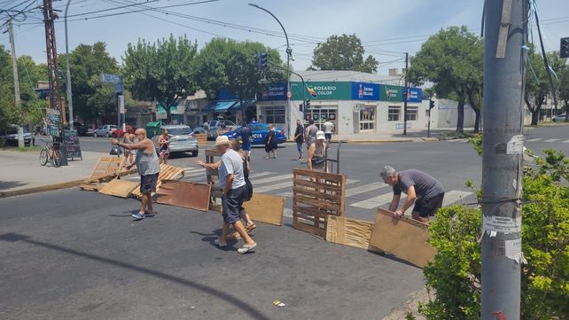 Vecinos cortaron la intersección de Av. del Rosario y Ayacucho tras sufrir cortes de luz desde hace cuatro días.&nbsp;