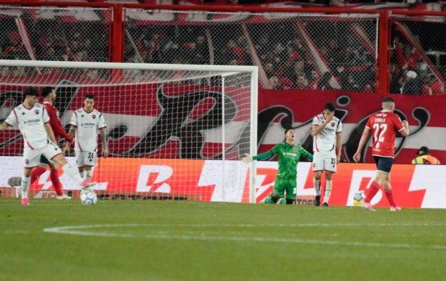 Reinatti abre los brazos y se queja con sus compañeros por no haber impedido que Montiel rematara. Fue el gol que condenó a Newells.