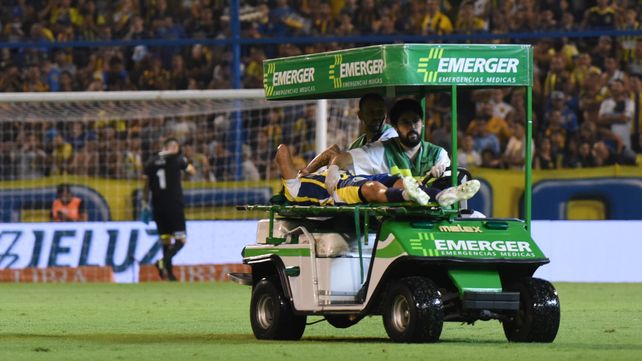 Mac Allister ya chocó contra el jugador de Godoy Cruz y es retirado en camilla. Intentó seguir, pero no pudo.