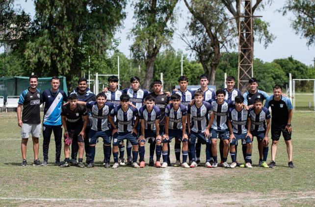 Sexta división. Fue campeona invicta del torneo Apertura 2025.  Snmó 43 puntos sobre 45 posibles.  Ganó 14 partidos y empató 1. DT: Matías Felice, Mauro Delutault ayudante y  Milton Belguich preparador físico