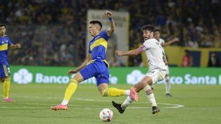 En la Bombonera. El volante Pablo Pérez disputa la pelota con el delantero Luis Vázquez.&nbsp;