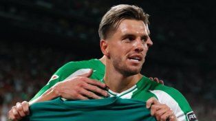 Giovani Lo Celso capitalizó un rebote y festejó.