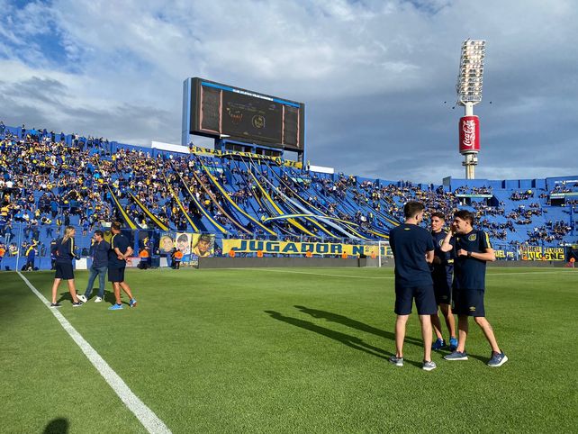Los jugadores de Central hacen un reconocimiento del campo de juego previo al partido ante Boca.