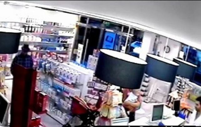 La imagen de la cámara de seguridad de la farmacia muestra al asaltante a punto de actuar.
