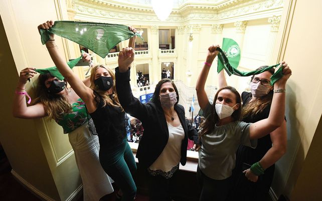 Emoción en los festejos en Argentina por la legalización del aborto