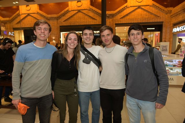 Iván  Kapovich, Martina, Tomás Carro, Alexis Huber y Laín Calvo