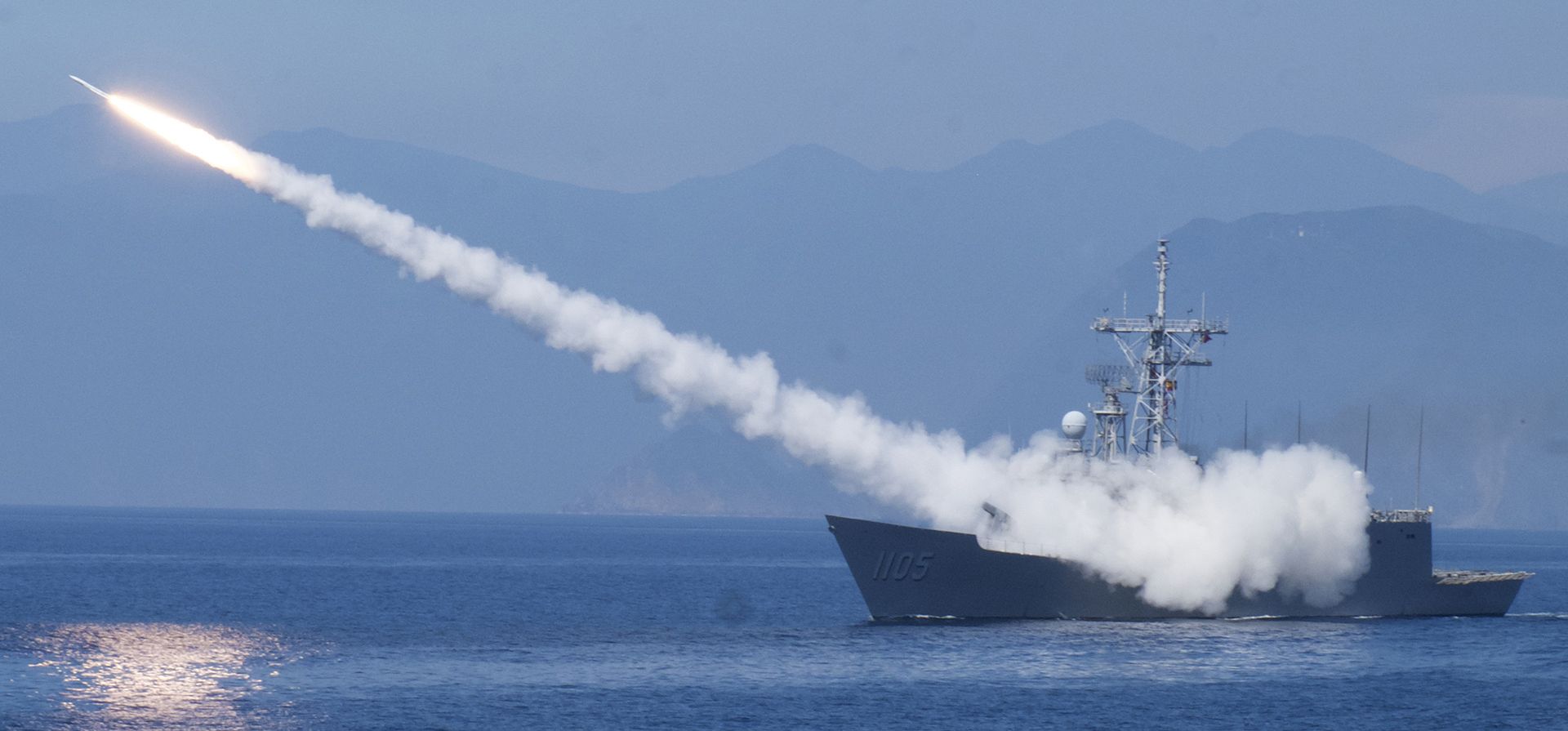 Una fragata de la clase Cheng Kung dispara un misil antiaéreo como parte de una demostración naval en los ejercicios anuales Han Kuang de Taiwán frente a la costa este de la isla cerca de la ciudad de Yilan, Taiwán, el martes 26 de julio de 2022.