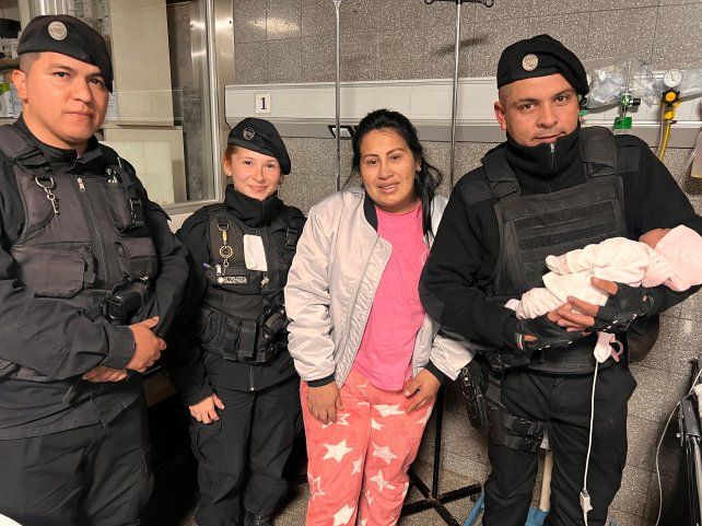 Los policías de la PAT junto a la beba y su mamá.&nbsp;