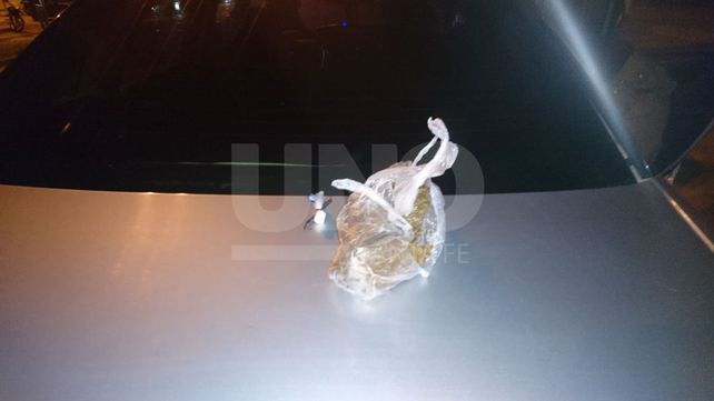 Lo pescaron cuando vendía drogas en un auto robado