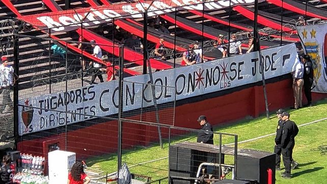 La bandera amenazante que apareció en la tribuna norte de Colón y fue sacada por la policía en la previa del cotejo ante San Lorenzo.