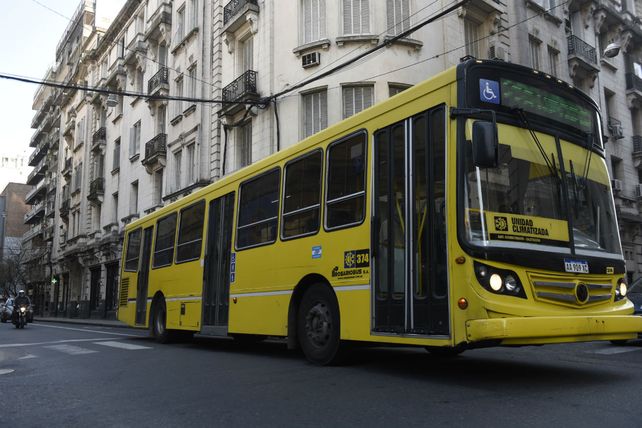 Amarillos. Hasta hace poco los coches de Rosario Bus llevaban este color y tuvieron 2.000 multas anuales.