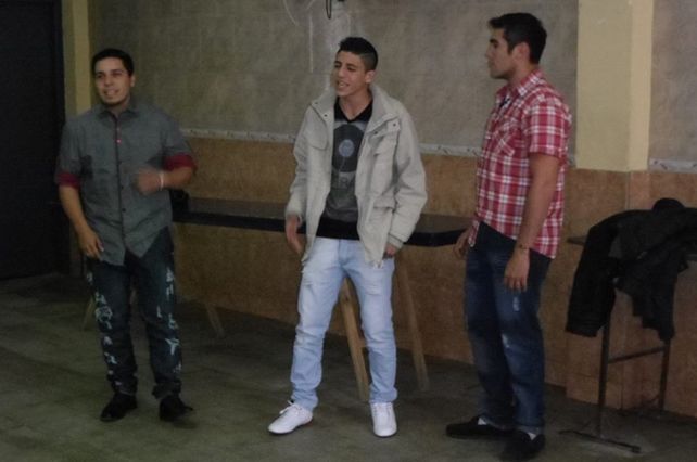 Los chicos de La Voz del Pueblo cantando durante el evento.