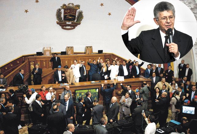 Histórico. Los diputados de la oposición celebran tras juramentar. Henry Ramos Allup preside el Parlamento de Venezuela.