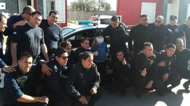 Policías le cumplieron el sueño a un nene de 8 años que padece cáncer