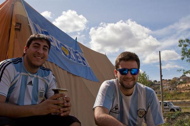 Los argentinos que más cerca duermen de Messi: acampan fuera del predio