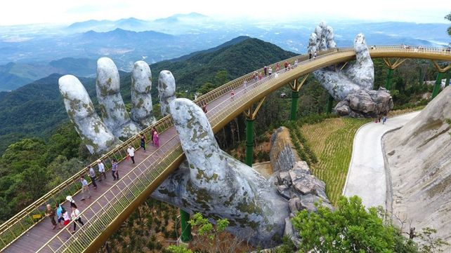 El increíble Puente de oro sostenido por dos manos deslumbra a los visitantes de Vietnam