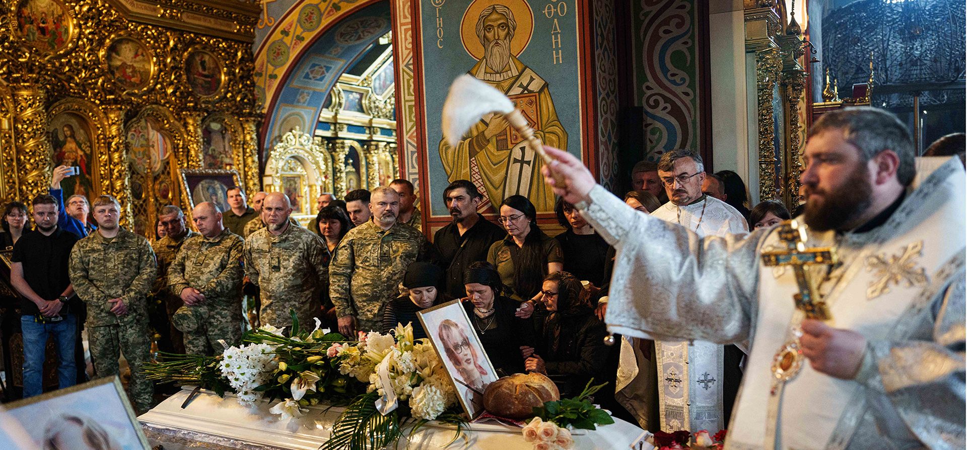 Un sacerdote ortodoxo bendice los ataúdes de las hermanas Liubava y Vira Yakovleva, quienes murieron en un ataque con cohetes rusos contra un edificio residencial a principios de este mes, durante su funeral, en Kiev, Ucrania, el martes 19 de mayo de 2026. (Foto AP/Evgeniy Maloletka) Un sacerdote ortodoxo bendice los ataúdes de las hermanas Liubava y Vira Yakovleva, quienes murieron en un ataque con cohetes rusos contra un edificio residencial a principios de este mes, durante su funeral, en Kiev, Ucrania, el martes 19 de mayo de 2026. (Foto AP/Evgeniy Maloletka)