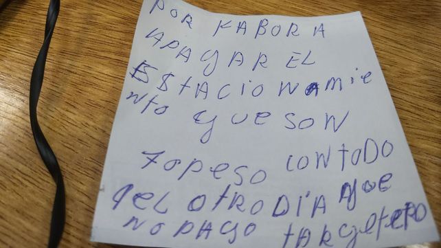 Llegó al auto y se encontró con un llamativo cartelito
