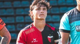Máximo Johnston, con la camiseta de Colón y la cinta de capitán, en un partido como local en el Brigadier López.