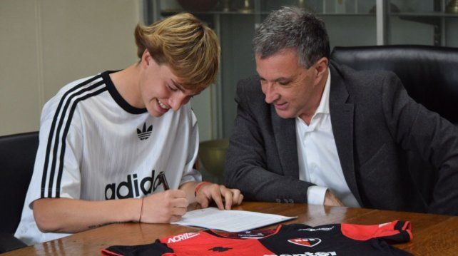 Gómez Mattar firmando el contrato tiempo atrás junto al presidente de Newells