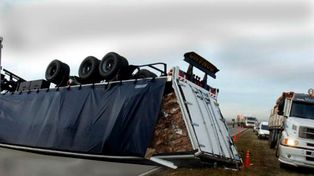 Cuatro camiones volcaron en la autopista a Buenos Aires sin que se reportaran víctimas