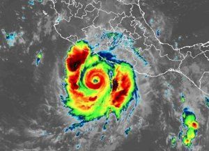 El huracán Polo recorre la costa del Pacífico de México con vientos de 240 km/h