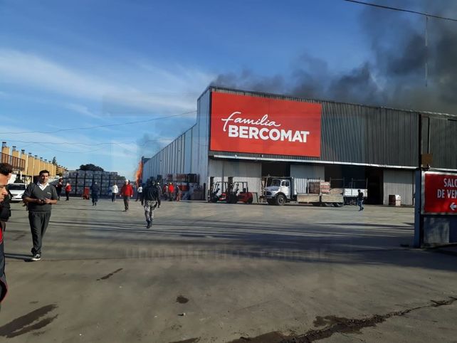 Voraz incendio en un depósito de Riomat