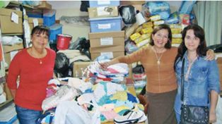 Un grupo de mujeres que teje el sueño de ayudar a los demás