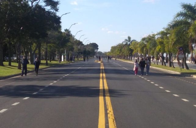Tras 64 días de aislamiento, los santafesinos volvieron a caminar por la costanera de una forma inusual