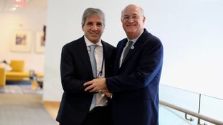 El ministro de Economía, Luis Caputo, y el presidente del BID, Ilan Goldfajn, en Washington.