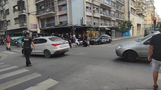 Supuestos ladrones en moto rodaron por el pavimento tras persecución policial por el centro