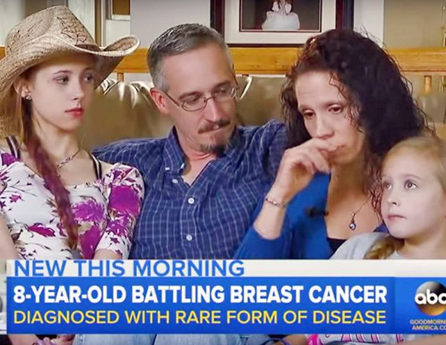 Chrissy Turner (a la derecha) junto a sus padres y su hermana en su casa de Centerville