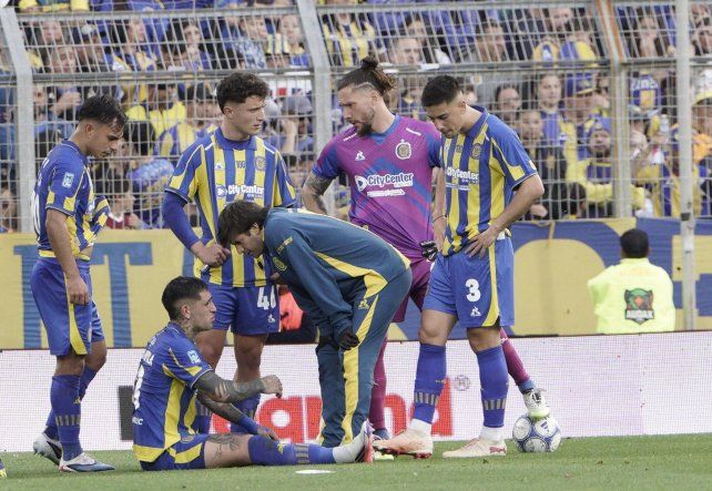 Gastón Ávila recibe la atención médica luego de fuerte impacto sobre su rostro de parte de Álex Arce.