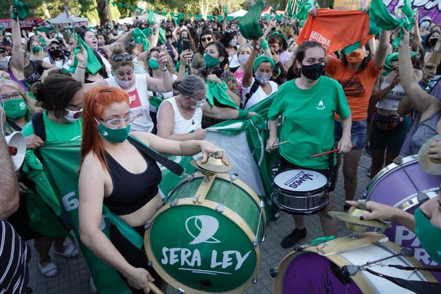 Pañuelazo verde en la plaza San Martín: multitudinaria vigilia en apoyo al aborto legal