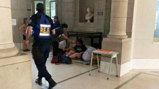 El profesor Mariano Marín, rector de la secundaria fue tajante ante el reclamo de los alumnos de la Escuela Normal por la ola de calor. Desmayados