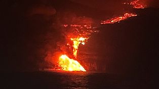 Después de diez días de erupción, la lava del volcán de La Palma finalmente llegó al mar