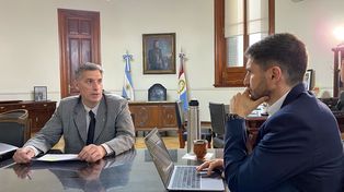 Pablo Olivares, ministro de Economía de Santa Fe, y el gobernador Maximiliano Pullaro, atentos a los números.