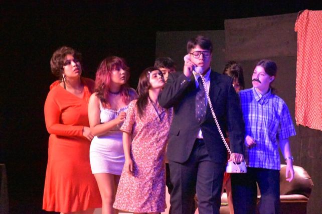 El elenco Kunta Pebracho brilló con Esperando la carroza en el Teatro Municipal de Puerto San Martín