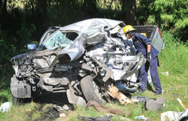 Un bombero observa el interior de la camioneta Nissan Frontier