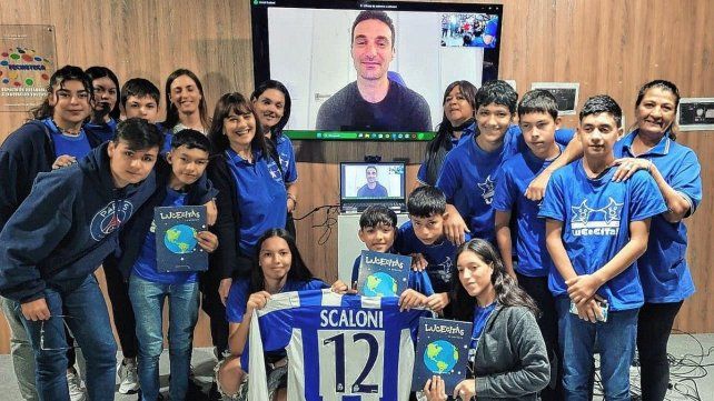 Los jóvenes de Lucecitas junto a Lionel Scaloni.&nbsp;