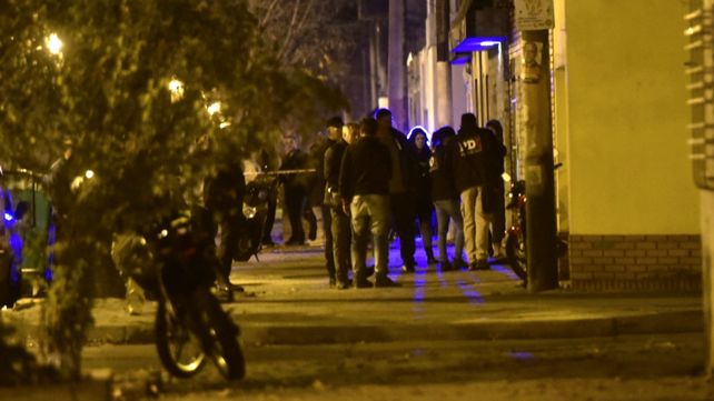 Efectivos policiales en la vivienda del padre del juez Vienna.&nbsp;