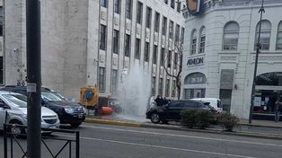 Un caño de agua se rompió en Moreno, casi esquina con Pellegrini y generó un enorme socavón.