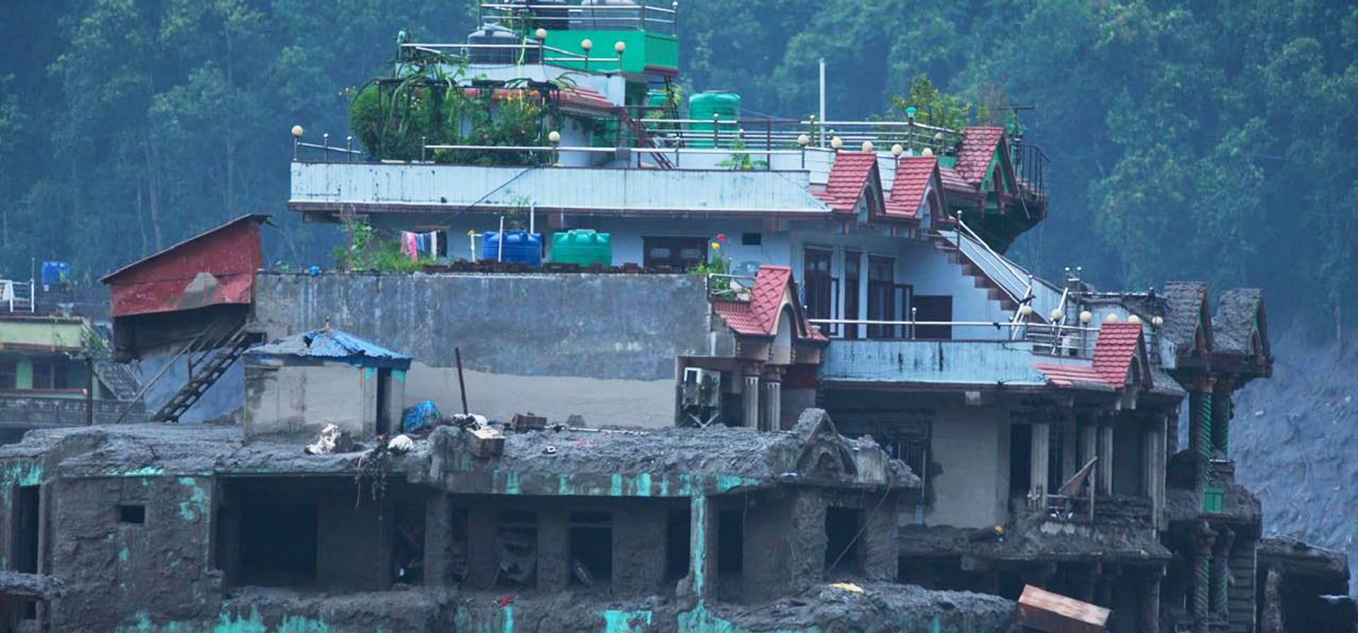 Daños tras las inundaciones repentinas en Devighat, distrito de Nuwakot, Nepal, jueves 27 de agosto de 2026. (Foto AP/Niranjan Shrestha)
