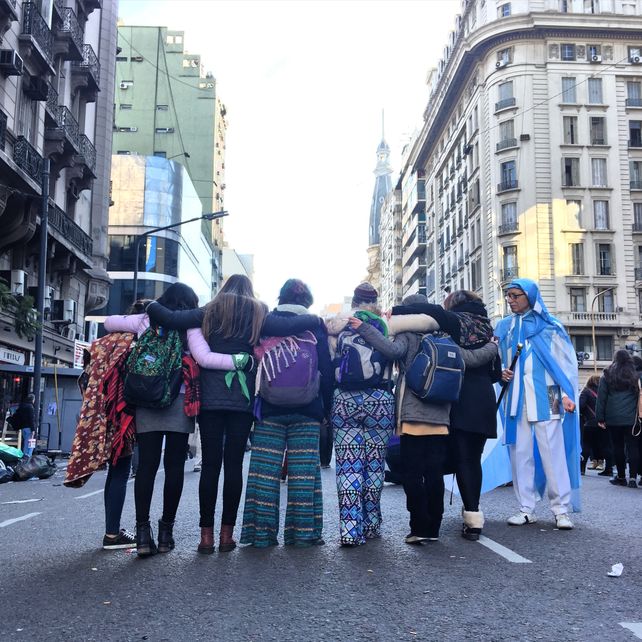Paranaenses en lucha. Cerca de 30 mujeres viajaron desde la capital entrerriana al Congreso de la Nación para presenciar la jornada histórica.