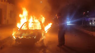 El automóvil incendiado en Provincias Unidas al 4000. El siniestro sucedió este jueves a la madrugada